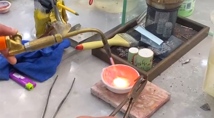 瑞安盐城阿尤黄金使用氢氧水焊机进行黄金熔焊